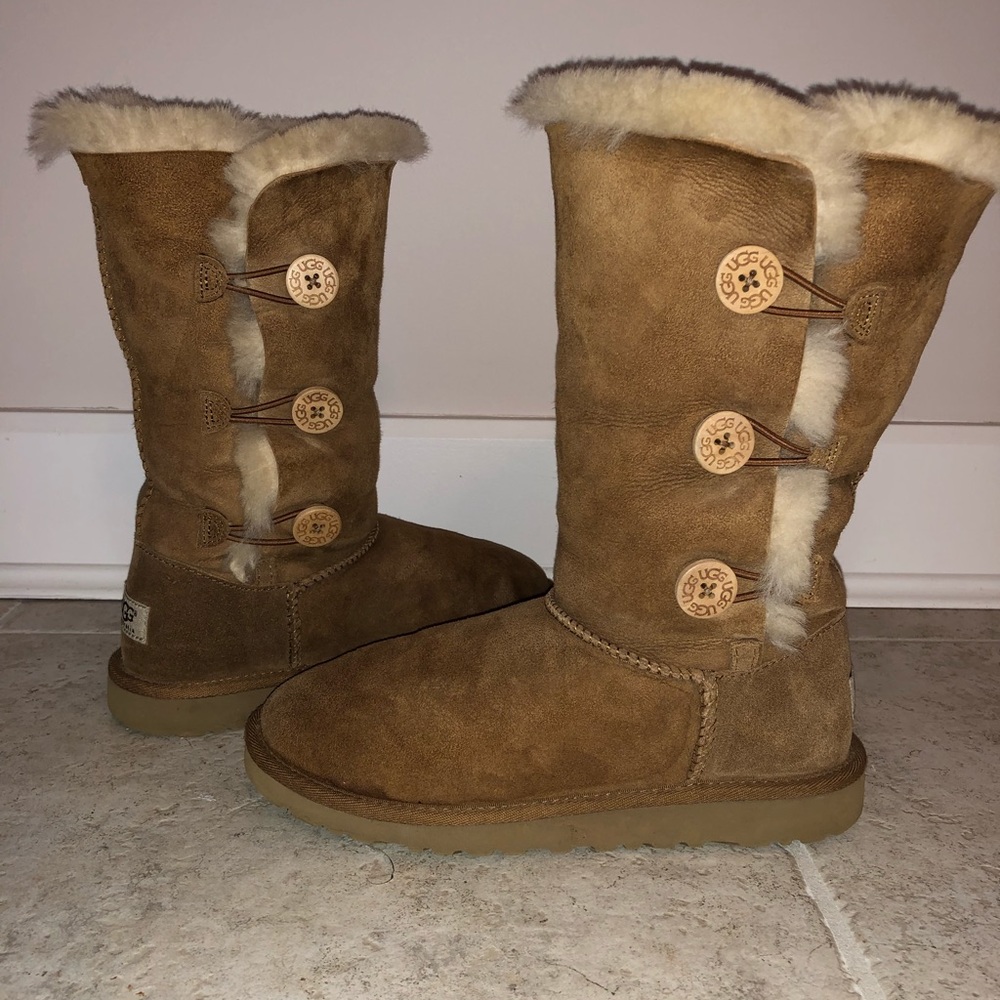 UGG Bailey Button Triplet Size 4